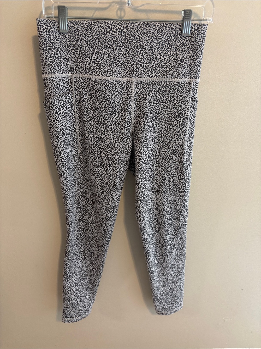 Athleta Salutation Stash Textured Tight Medium Tall MT Micro Cheetah Pockets